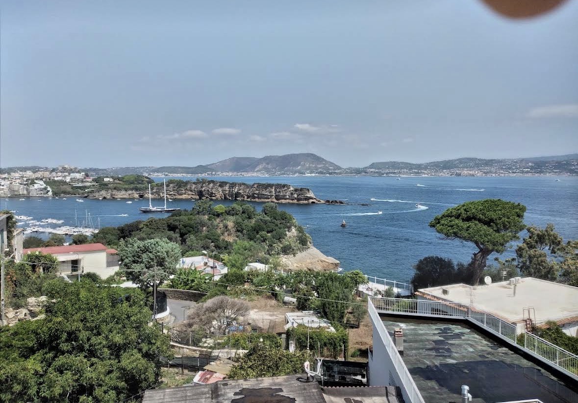 Il Golfo di Napoli visto dall'alto con il mare e la costa